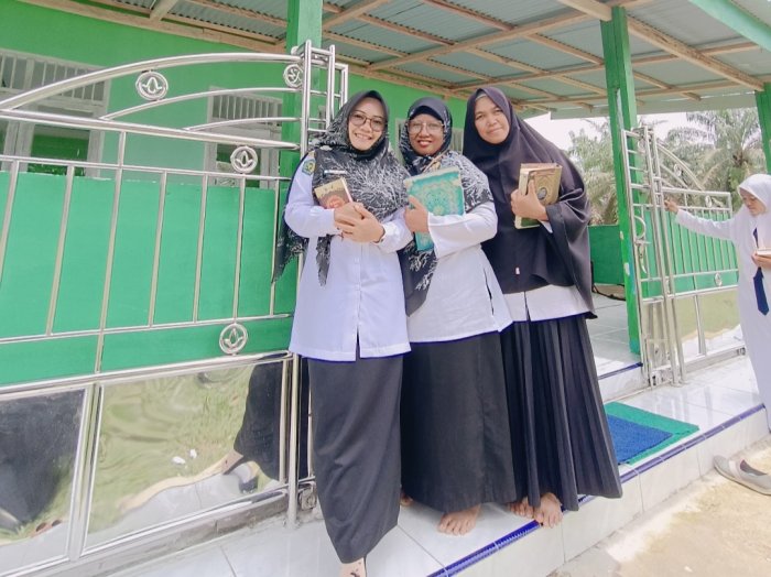 Guru MTsN 4 Bungo Gelar Tadarus Usai Salat Dzuhur Berjamaah