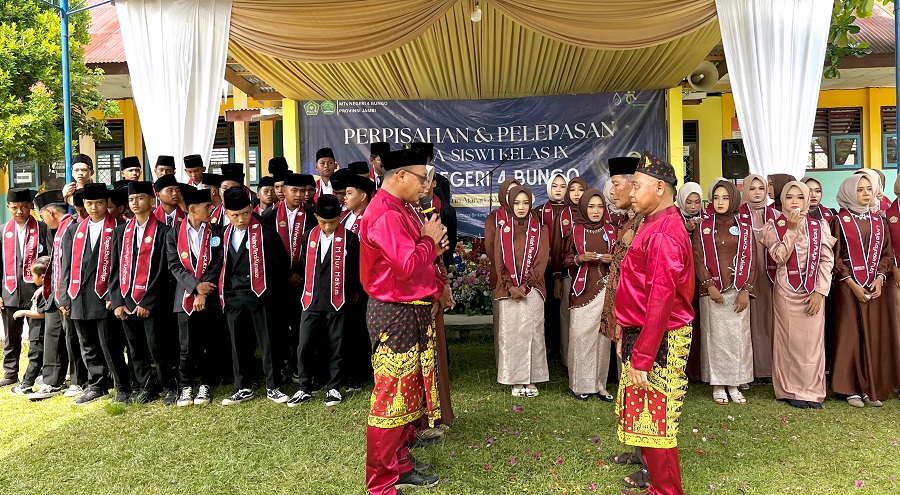 MTSN 4 Bungo Rayakan Pelepasan Siswa-Siswi 2025 dengan Nuansa Unik dan Hangat MTSN 4 Bungo Rayakan Pelepasan Siswa-Siswi 2025 dengan Nuansa Unik dan Hangat