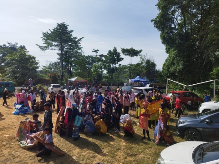 Kontingen MTsN 4 Bungo Siap Meriahkan Karnaval Usai Upacara Pembukaan Jambore Cabang Bungo Kontingen MTsN 4 Bungo Siap Meriahkan Karnaval Usai Upacara Pembukaan Jambore Cabang Bungo