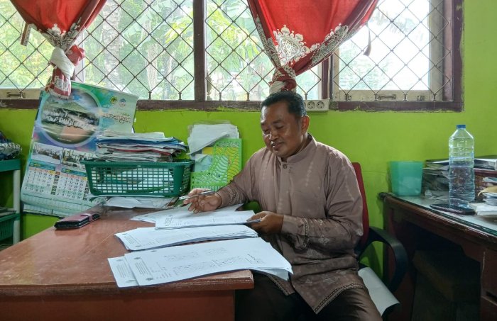 Guru IPS MTsN 4 Bungo Tuntaskan Koreksi Hasil Ujian Madrasah Kelas IX dengan Penuh Ketelitian Guru IPS MTsN 4 Bungo Tuntaskan Koreksi Hasil Ujian Madrasah Kelas IX dengan Penuh Ketelitian