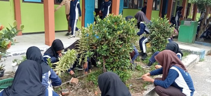 Kreativitas Siswi MTsN 4 Bungo Canangkan  Mengubah Halaman Kelas Menjadi Taman Bunga nan Indah