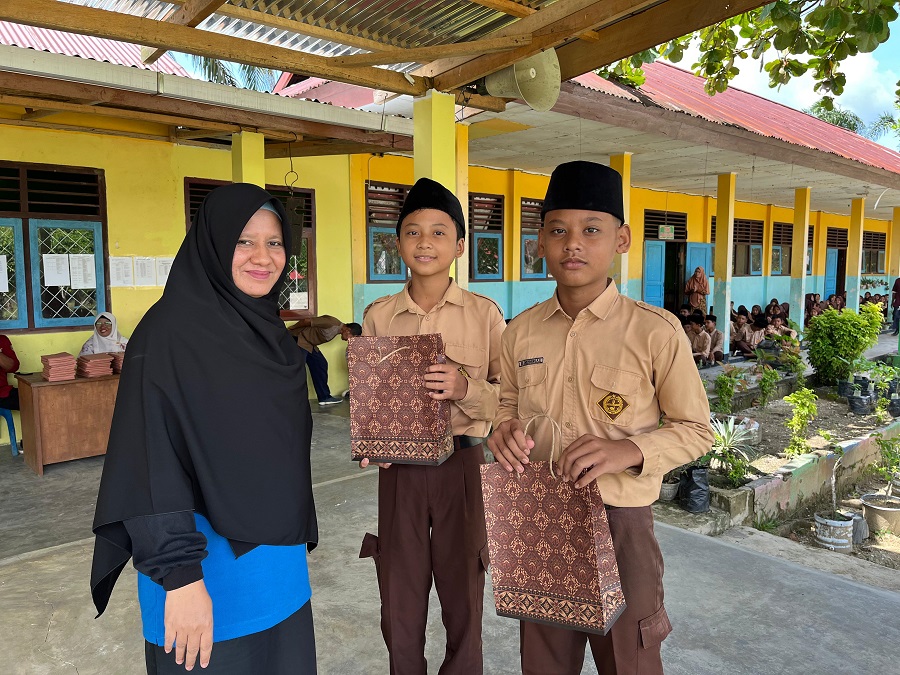 KEPALA PUSTAKA MTS N 4 BUNGO BERIKAN REWARD KEPADA 2 SISWA PENGUNJUNG TERBAIK KEPALA PUSTAKA MTS N 4 BUNGO BERIKAN REWARD KEPADA 2 SISWA PENGUNJUNG TERBAIK