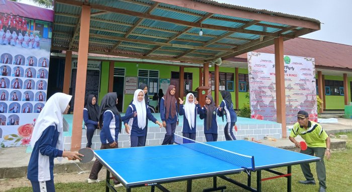 Semangat Sportivitas Menggema di MTsN 4 Bungo, Permainan Tenis Meja Pererat Kebersamaan Guru dan Siswa