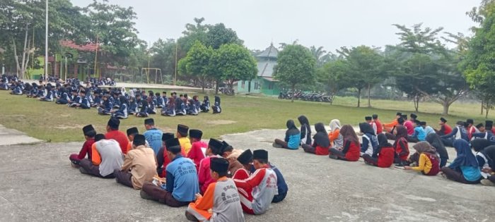 Siswa MTsN 4 Bungo Gelar Muarojaah Pagi di Lapangan Madrasah Siswa MTsN 4 Bungo Gelar Muarojaah Pagi di Lapangan Madrasah