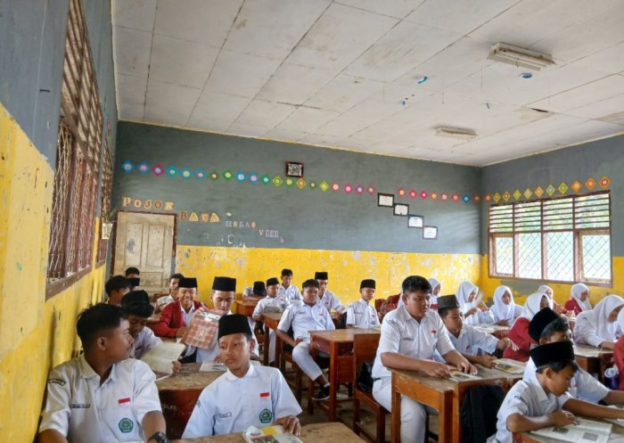 Kelas 8B MTsN 4 Bungo Bahas Kisi-Kisi IPS Jelang Ujian Semester Ganjil Bersama Ibu Ermita, S.E Kelas 8B MTsN 4 Bungo Bahas Kisi-Kisi IPS Jelang Ujian Semester Ganjil Bersama Ibu Ermita, S.E