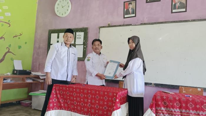 Serah Terima Jabatan Kaur TU. M. Miftah Baidawi, M.Pd.I Kepada Kaur.  TU MTs N 4 Bungo yang baru Ibu Ani Stianingsih, S.Sos