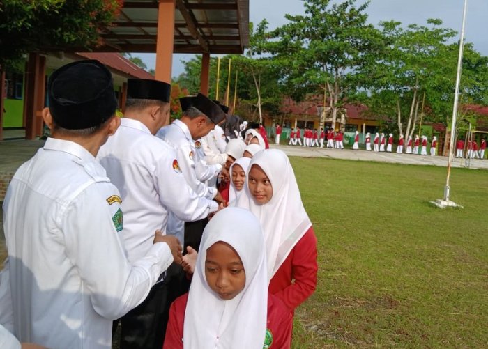 Tradisi Mushafahah Sambut Hari Pertama Sekolah di MTsN 4 Bungo Pasca Lebaran Tradisi Mushafahah Sambut Hari Pertama Sekolah di MTsN 4 Bungo Pasca Lebaran