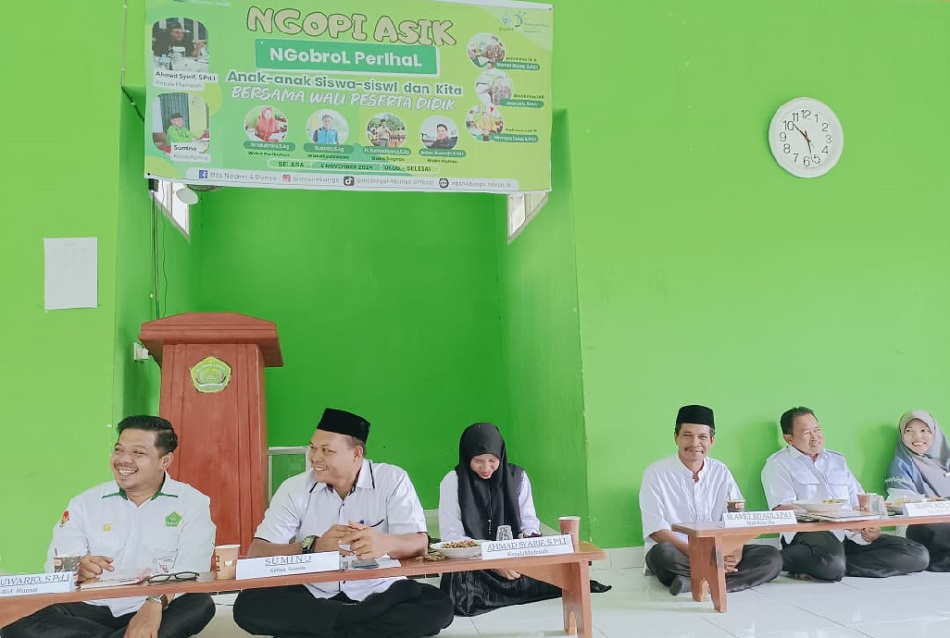 KEPALA MADRASAH PRAKARSAI NGOPI ASIK JALIN KOMUNIKASI BERSAMA WALI SISWA KELAS IX KEPALA MADRASAH PRAKARSAI NGOPI ASIK JALIN KOMUNIKASI BERSAMA WALI SISWA KELAS IX