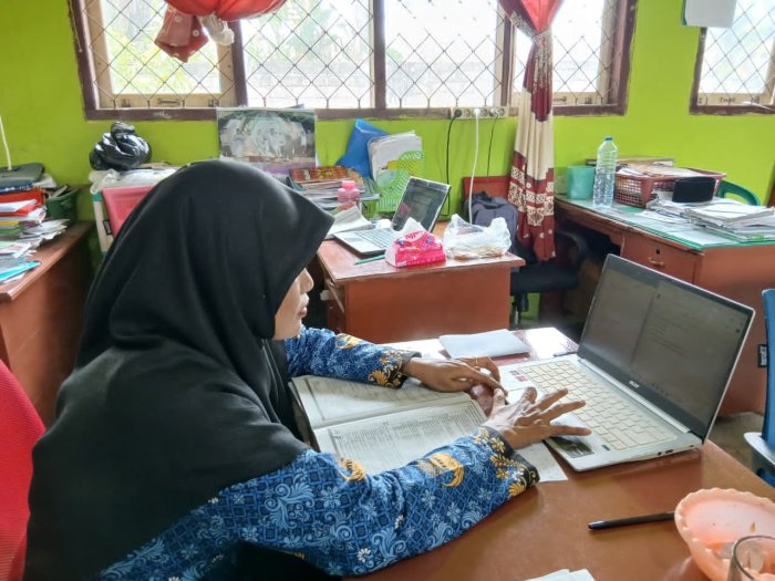 Guru IPA dan Informatika Siapkan Soal Semester dengan Teliti Guru IPA dan Informatika Siapkan Soal Semester dengan Teliti