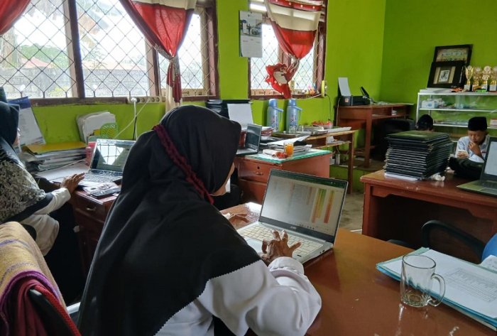 Maraton Input Nilai RDM: Guru Bidang Studi MTsN 4 Bungo Mulai Proses Pengisian Rapor Digital Semester Ganjil Maraton Input Nilai RDM: Guru Bidang Studi MTsN 4 Bungo Mulai Proses Pengisian Rapor Digital Semester Ganjil