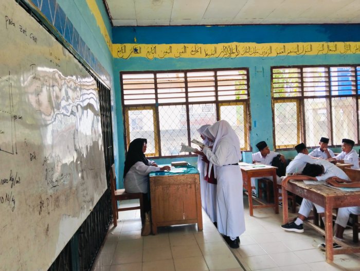 Siswa Kelas IX C Antusias Berlatih Speaking Melalui Dialog di LKS