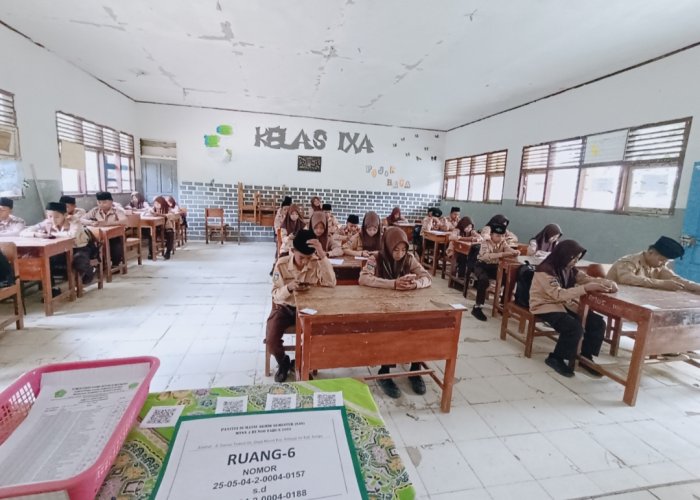 Ujian Mapel IPA Siswa MTsN 4 Bungo Ruang 6 Sesi 1 Peserta Lengkap dan Tertib