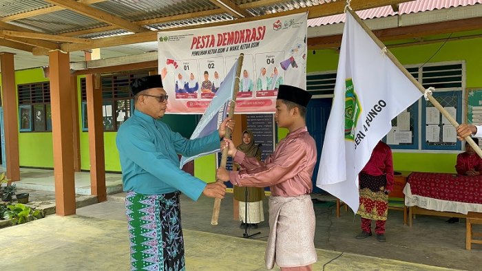 Kepala MTsN 4 Bungo Kukuhkan Pengurus OSIM 2025-2026 Kepala MTsN 4 Bungo Kukuhkan Pengurus OSIM 2025-2026