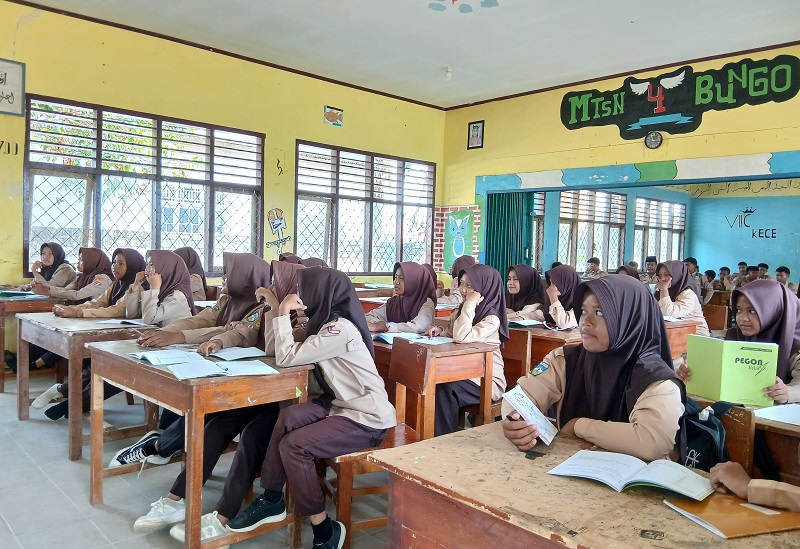 Alumnus Tebu Ireng Tawarkan Beasiswa Spesial untuk Siswa Berprestasi di MTSN 4 Bungo