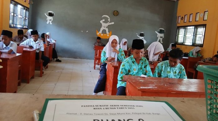 Harapan Guru Informatika: Siswa MTsN 4 Bungo Kerjakan Soal ASAS dengan Teliti dan Penuh Pemahaman