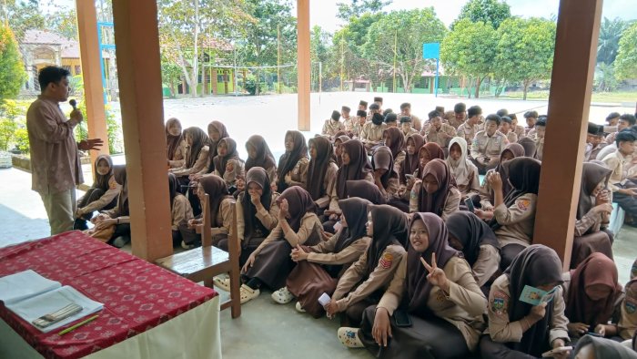 Perkokoh Kedisiplinan dan Kebersamaan, Siswa MTsN 4 Bungo Antusias Ikuti Latihan Pramuka Jumat Sore