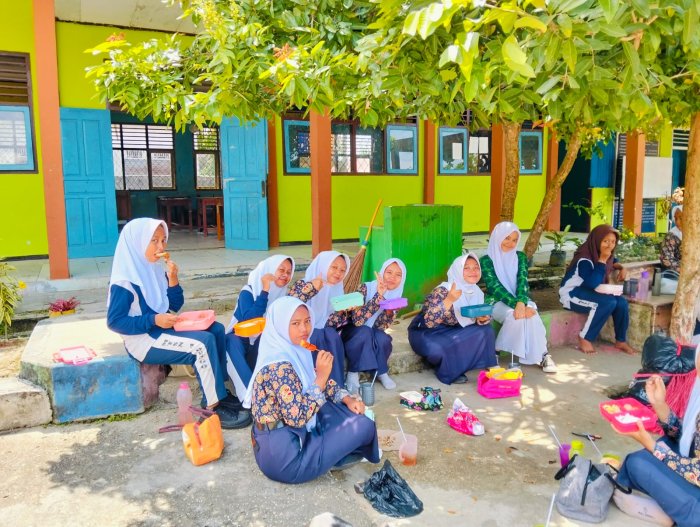 Indahnya Persahabatan, Siswi MTsN 4 Bungo Nikmati Ishoma dengan Penuh Ceria Indahnya Persahabatan, Siswi MTsN 4 Bungo Nikmati Ishoma dengan Penuh Ceria