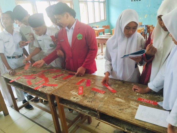 Belajar Sambil Bermain: Kelas IX C Antusias dalam Lomba Word Card Bahasa Inggris Belajar Sambil Bermain: Kelas IX C Antusias dalam Lomba Word Card Bahasa Inggris