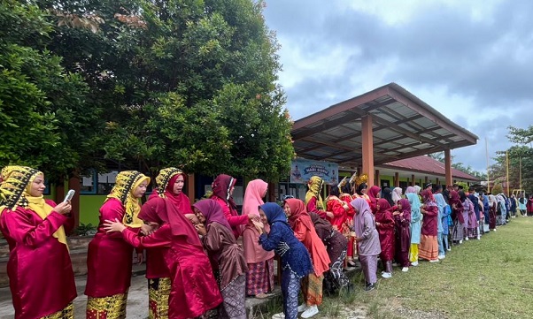 Siswa MTsN 4 Bungo Lakukan Aksi Mulia: Salami Semua Guru dan Pegawai di Hari Guru Nasional Siswa MTsN 4 Bungo Lakukan Aksi Mulia: Salami Semua Guru dan Pegawai di Hari Guru Nasional