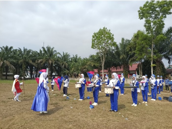 Hari Ulang Tahun Ke-81 Republik Indonesia: Drumband MTs N 4 Bungo Guncangkan Lapangan Dusun Daya Murni