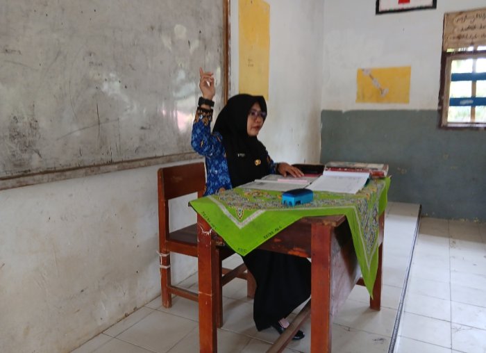 Siswa Kelas 8C MTsN 4 Bungo Bahas dan Koreksi Soal Sumatif Bahasa Indonesia Jelang Ujian Semester Ganjil Siswa Kelas 8C MTsN 4 Bungo Bahas dan Koreksi Soal Sumatif Bahasa Indonesia Jelang Ujian Semester Ganjil