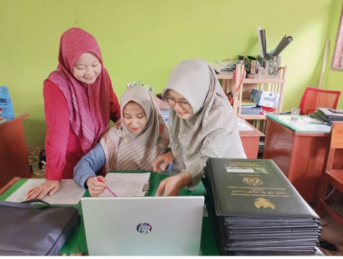 PPG Daljab Batch IV: Guru MTsN 4 Bungo Perkenalkan Poster Kode Etik Guru untuk Pemenuhan Jurnal Modul 2 PPG Daljab Batch IV: Guru MTsN 4 Bungo Perkenalkan Poster Kode Etik Guru untuk Pemenuhan Jurnal Modul 2