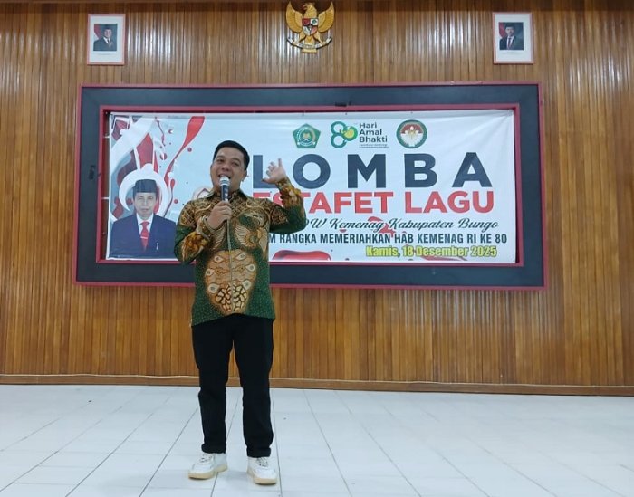 Gaya Cool nan Jenaka, Waka Humas MTsN 4 Bungo Sukses Pandu Lomba Lagu Estafet DWP Sekabupaten Bungo