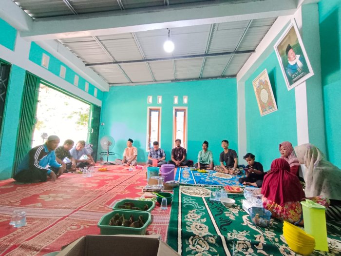 Wujud Syukur dan Kebersamaan, Keluarga Besar MTsN 4 Bungo Sambangi Kediaman Ibu Ita Pasca Kelahiran Buah Hati