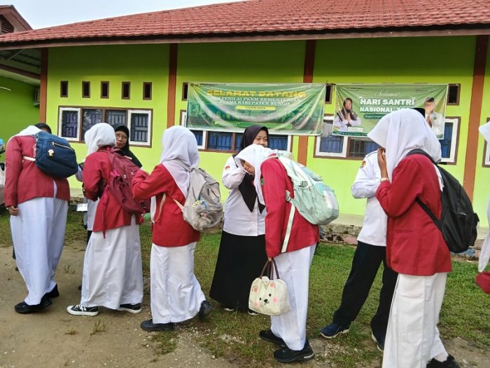 Pastikan Atribut Lengkap, Waka Kesiswaan Perketat Pemeriksaan di Pintu Masuk