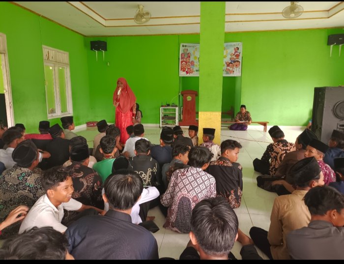 Gema Sholawat Siswa-Siswi MTsN 4 Bungo, Suara Merdu Hiasi Mushola Madrasah dalam Rangka Pesantren Ramadhan