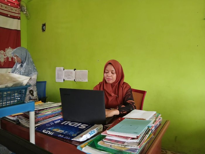 Menata Amanah Akhir Tahun, Guru MTsN 4 Bungo Optimalkan Waktu Lenggang untuk E-Kinerja