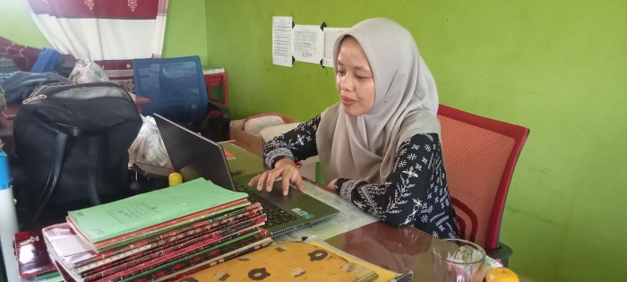 Produktivitas Ibu Delvia di Tengah Kesibukan Mengajar Produktivitas Ibu Delvia di Tengah Kesibukan Mengajar