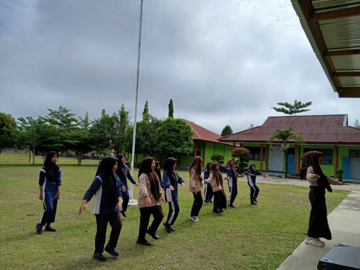 UTS PJOK MTsN 4 Bungo Tampilkan Senam Bugar Siswa UTS PJOK MTsN 4 Bungo Tampilkan Senam Bugar Siswa
