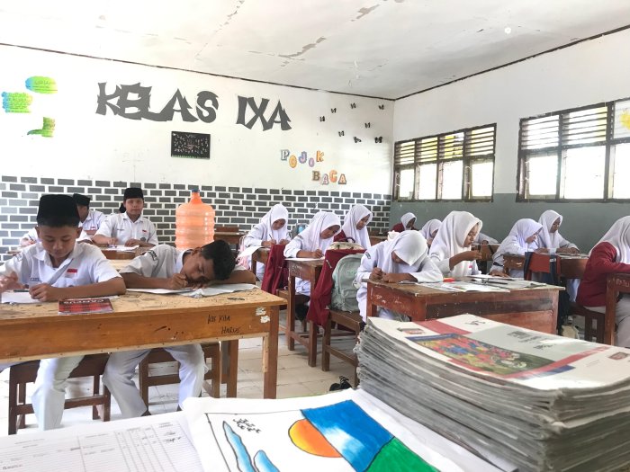 MID Semester Ganjil: Siswa VIII C Asah Imajinasi Lewat Gambar Ilustrasi MID Semester Ganjil: Siswa VIII C Asah Imajinasi Lewat Gambar Ilustrasi