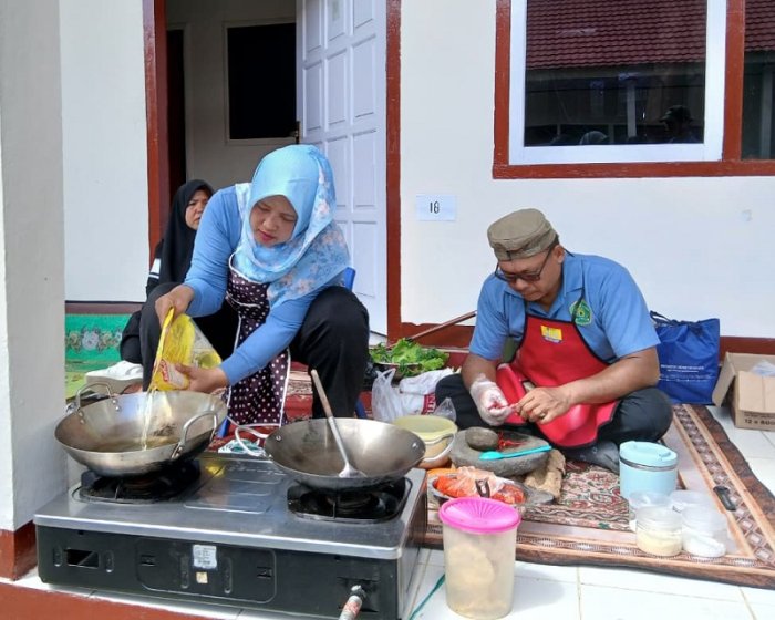 Sajian Kompak, Kepala MTsN 4 Bungo Ikuti Lomba Masak Sambal Telor di HAB Kemenag ke-80 Sajian Kompak, Kepala MTsN 4 Bungo Ikuti Lomba Masak Sambal Telor di HAB Kemenag ke-80