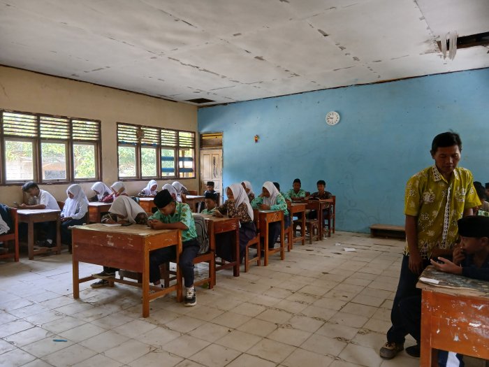 Suasana Ujian di MTsN 4 Bungo Berjalan Tertib, Siswa Tetap Fokus Meski Suasana Kelas Santai