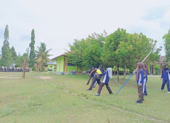 Siswa Kelas 8C MTsN 4 Bungo Pelajari Teknik Lempar Lembing Siswa Kelas 8C MTsN 4 Bungo Pelajari Teknik Lempar Lembing