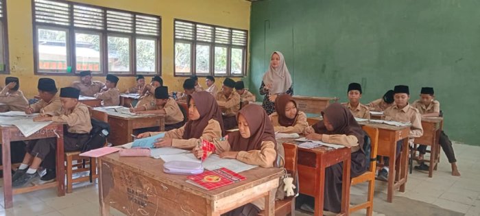 Belajar FPB Jadi Lebih Mudah dan Seru Bersama Ibu Delvia di Kelas VII B Belajar FPB Jadi Lebih Mudah dan Seru Bersama Ibu Delvia di Kelas VII B