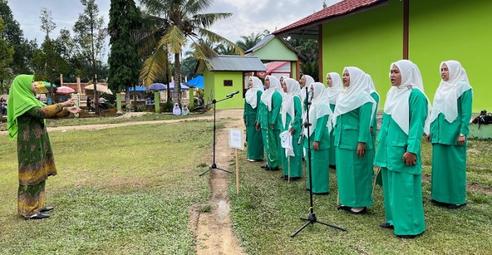Kaur TU MTsN 4 Bungo Pimpin Paduan Suara Fatayat NU di Upacara Hari Santri Nasional Kaur TU MTsN 4 Bungo Pimpin Paduan Suara Fatayat NU di Upacara Hari Santri Nasional
