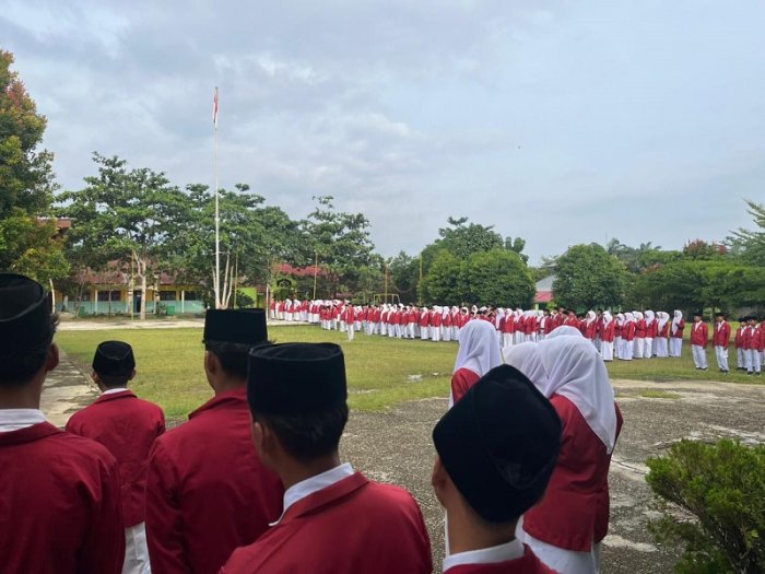Pupuk Jiwa Patriotisme, Siswa MTsN 4 Bungo Ikuti Upacara Bendera dengan Penuh Pengabdian