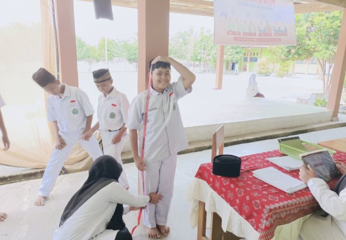 Pembina UKM MTsN 4 Bungo Siapakan Pendataan MBG Ukur Tinggi dan Berat Badan Siswa