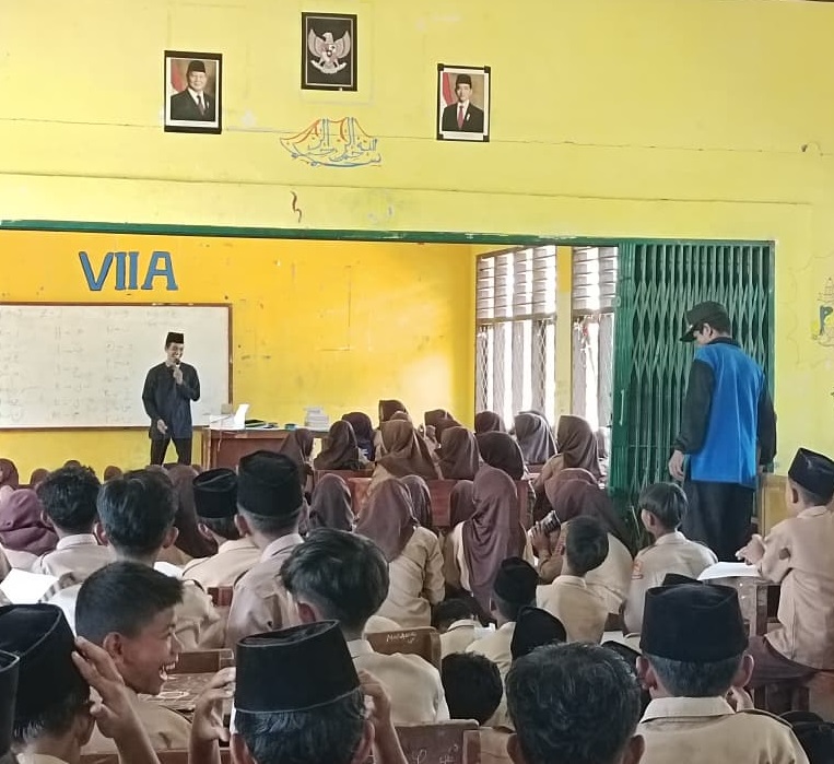 Revitalisasi Aksara Melayu dan Pegon Bagian Dari Ekstrakurikuler di MTsN 4 Bungo Revitalisasi Aksara Melayu dan Pegon Bagian Dari Ekstrakurikuler di MTsN 4 Bungo