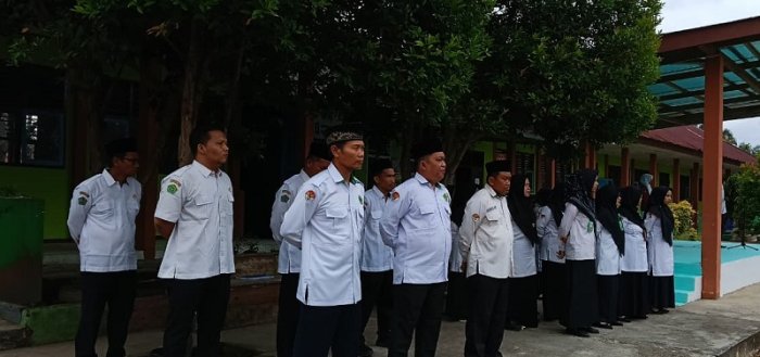 ASN MTsN 4 Bungo Konsisten Laksanakan Upacara Senin Pagi