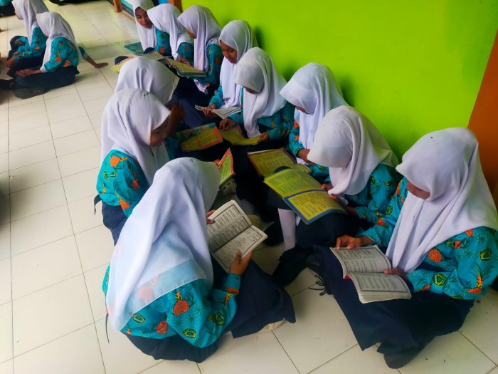 Siswi MTsN 4 Bungo Tetap Semangat Murajaah Meski Cuaca Mendung