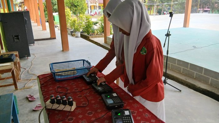 Dobrak Era Digital, MTsN 4 Bungo Sulap Sistem Absensi Siswa Pakai Fingerprint