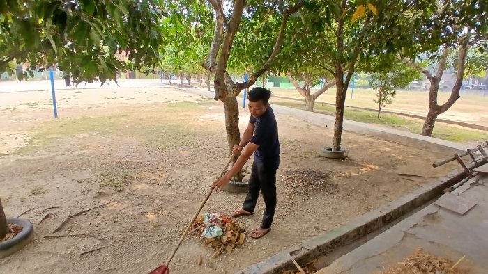 Hadapi Kemarau Panjang, MTsN 4 Bungo Pastikan Kebersihan dan Keasrian Taman Tetap Terjaga Hadapi Kemarau Panjang, MTsN 4 Bungo Pastikan Kebersihan dan Keasrian Taman Tetap Terjaga