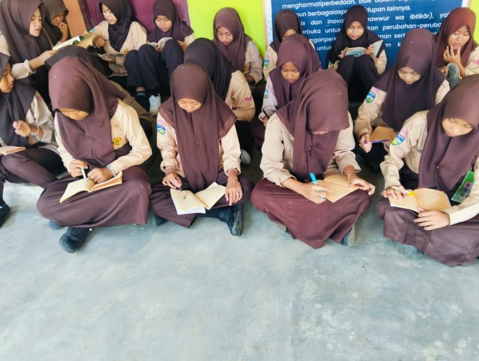 Belajar Serap Ilmu, Siswi MTsN 4 Bungo Tekun Menulis Penjelasan Guru Belajar Serap Ilmu, Siswi MTsN 4 Bungo Tekun Menulis Penjelasan Guru