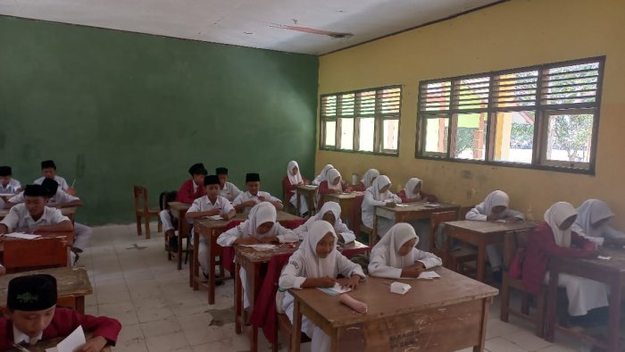 Siswa VII B MTsN 4 Bungo Fokus Jalani UTS Matematika dengan Beragam Bentuk Soal