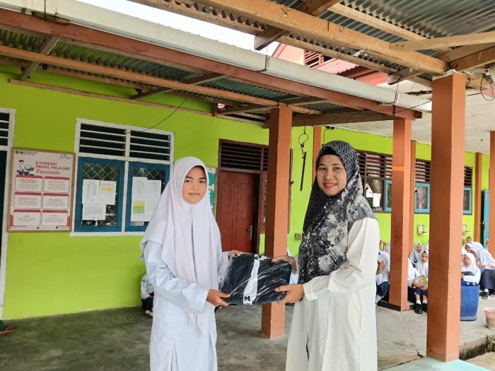 Kabar Gembira! Siswa Baru MTsN 4 Bungo Dapat Kaos Olahraga Gratis dari Hasil Kebun Sawit Alumni Kabar Gembira! Siswa Baru MTsN 4 Bungo Dapat Kaos Olahraga Gratis dari Hasil Kebun Sawit Alumni
