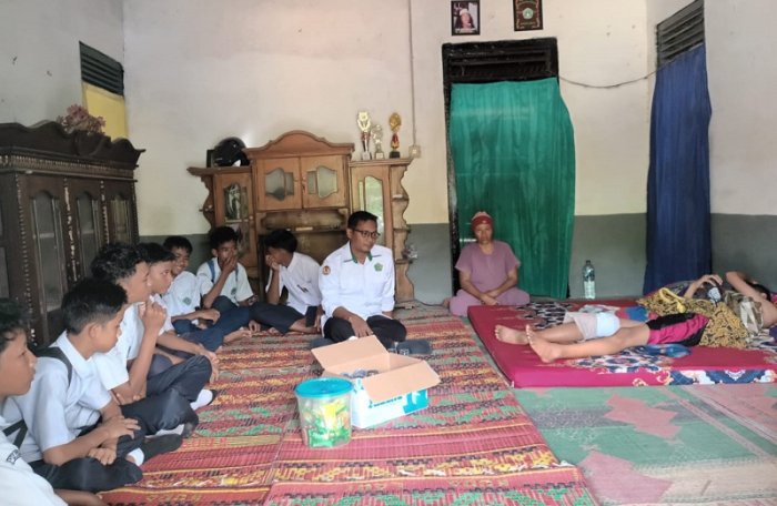 Penerapan Kurikulum Cinta: Empati Siswa MTsN 4 Bungo dalam Aksi Nyata Menjenguk dan Mendokan Teman Yang Sedang Sakit Penerapan Kurikulum Cinta: Empati Siswa MTsN 4 Bungo dalam Aksi Nyata Menjenguk dan Mendokan Teman Yang Sedang Sakit